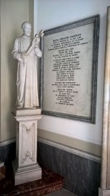statua del beato Giovanni Marinoni all'ingresso
